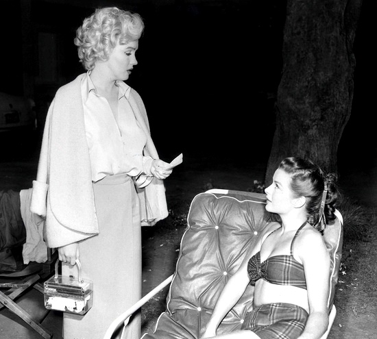 Marylin Monroe and Jean Peters on the set of Niagra
